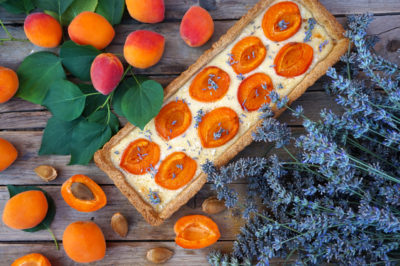 CROSTATA ALBICOCCHE E LAVANDA